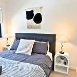 Holiday home 1em Abnb-style 5br, 2 Parking-patio, 5 Mins To Westfield Brisbane