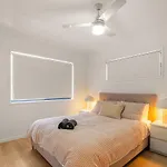 Holiday home 1em Abnb-style 5br, 2 Parking-patio, 5 Mins To Westfield Brisbane