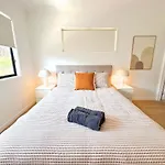 Holiday home 1em Abnb-style 5br, 2 Parking-patio, 5 Mins To Westfield