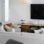 Modern Skyline 3br With Pool Gym And Tub