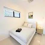 Holiday home 1em Abnb-style 5br, 2 Parking-patio, 5 Mins To Westfield