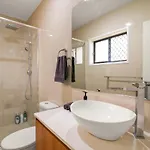 1em Abnb-style 5br, 2 Parking-patio, 5 Mins To Westfield Holiday home *