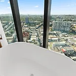 Modern Skyline 3br With Pool Gym And Tub Holiday home Brisbane
