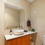 Holiday home 1em Abnb-style 5br, 2 Parking-patio, 5 Mins To Westfield