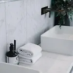 Holiday home Modern Skyline 3br With Pool Gym And Tub