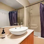 Holiday home 1em Abnb-style 5br, 2 Parking-patio, 5 Mins To Westfield
