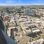 Modern Skyline 3br With Pool Gym And Tub * Brisbane