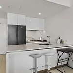 Stylish 2-Bed Apartment In Central South Brisbane