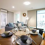 South Brisbane Central Stylish 1-Bedroom Apartment