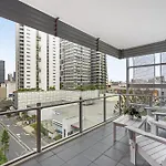 Central Apartment With Rooftop Pool & Views