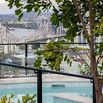 Apartment Valley Getaway - Rooftop Pool - Parking - Sleeps 6 Brisbane