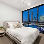 South Bank Modern 2Br Riverside Retreat