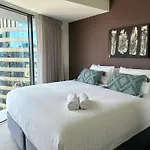 Modern Escape In The Heart Of Brisbane City With An Amazing River View!