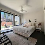 2B2B Apt With Courtyard - Close To Cbd - Free Parking