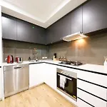 South Brisbane Central Stylish 1-Bedroom Apartment