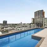 Central Apartment With Rooftop Pool & Views