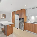 Compact 2Br Designer Apartment With City Skyline