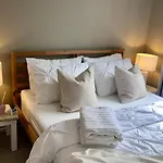 U5-Traditional Qld Unit With Backyard-Fresh-Quiet Leafy Centre-Newac Smarttv