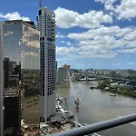 Modern Escape In The Heart Of Brisbane City With An Amazing River View!