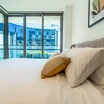 1br Queens Wharf Charm With Balcony Views - Lv 15 Apartment *