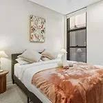 Modern 2Br City Retreat Heart Of Vibrant West End