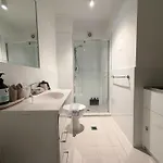 2B2B Apt With Courtyard - Close To Cbd - Free Parking