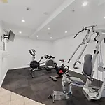 Luxury 2 Bedroom Retreat With Pool And Gym Access