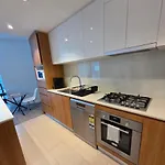 Upper Skyrise Unit Cbd Pool Gym Brisbane