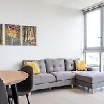 Brookes Hideaway Central Apartment With Pool & Gym