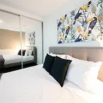 South Brisbane Central Stylish 1-Bedroom Apartment