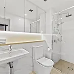 Compact 2Br Designer Apartment With City Skyline