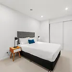 Compact 2Br Designer Apartment With City Skyline