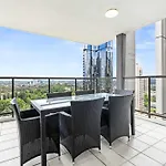 Central 2-Bed Apartment With River Views