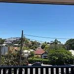 2B2B Apt With Courtyard - Close To Cbd - Free Parking