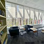 Modern 1Br Retreat - Pool, Gym, Parking - Walk To South Bank