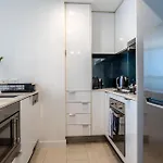 Fortitude Valley Escape With Pool, Gym & Parking Apartment