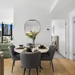 Valley Getaway - Rooftop Pool - Parking - Sleeps 6 Apartment