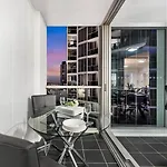 Dusk A Luxury 2Bed 2Bath Cbd Sky Home With Pool Parking And Spa