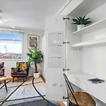 Central 2 Bed 2 Bath Parking