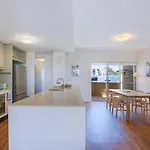 Bulimba Solace - Poolside Living By River Apartment *