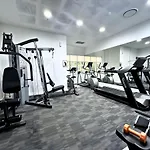 Modern 1Br Retreat - Pool, Gym, Parking - Walk To South Bank