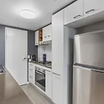 Bright 1-bed Retreat In Charlotte Towers Apartment *