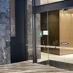 Skyrise Upper Floor Infinite Pool Apartment