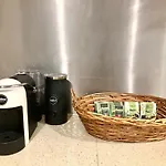 Spring Hill 2Br, 2Ba Retreat Sleeps 6 - Walk To Brisbane Cbd With Pool, Free Parking, Balcony, Views, Fast Wi-Fi & Gym