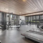 Stylish 2-bed In South Apartment