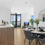 Apartment Valley Getaway - Rooftop Pool - Parking - Sleeps 6 Brisbane
