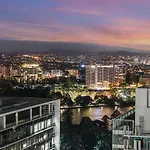 Dusk A Luxury 2bed 2bath Cbd Sky With Pool Parking And