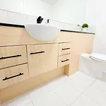 South Bank Penthouse - Streets Beach Access - Free Parking