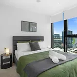 Apartment Valley Getaway - Rooftop Pool - Parking - Sleeps 6 *