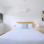 Bulimba Solace - Poolside Living By River Apartment *
